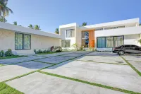 Luxury 10br Beachfront Stunner With Private Pool Hotels in 