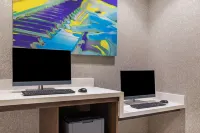 La Quinta Inn & Suites by Wyndham Kansas City Beacon Hill - Business