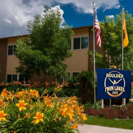 Boulder Twin Lakes Inn
