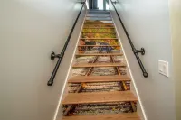 Luxury 3700 sf Home with Mountain Views, Hot Tub, Sauna, Game Room