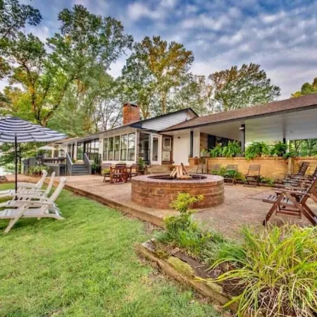 》Stunning Memphis Lake Front Home/Lakeview Escape w/ Spacious Layout!《