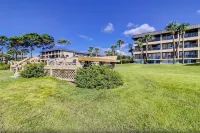 Ocean View Villa Steps to Coligny Beach, Balcony & Pool, Two Beach Bikes