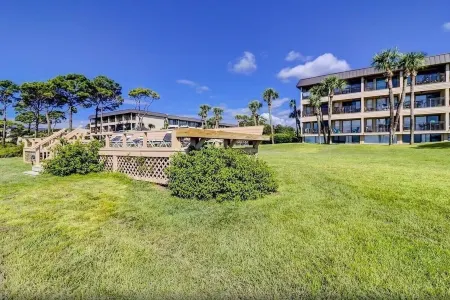 Ocean View Villa Steps to Coligny Beach, Balcony & Pool, Two Beach Bikes Отели в г. Хилтон-Хед-Айленд