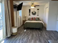 Cozy home with great outdoor space to relax, bbq or play with your fur baby. - Boutique