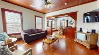 Historical Bungalo in downtown Schertz in between San Antonio & New Braunfels.