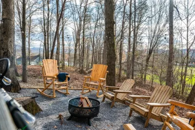 NEW Bear Paw Cabin~Hot Tub~Game Room~Theater Autrey's Antiques & Ideas附近的飯店