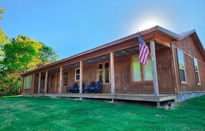 Beautiful rustic cabin on the shores of Greer's Ferry Lake