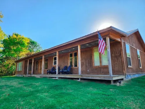 Beautiful rustic cabin on the shores of Greer's Ferry Lake - Chalets