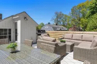 Beautifully Appointed 3-Bedroom Apartment w/Roofdeck, Central Andover location