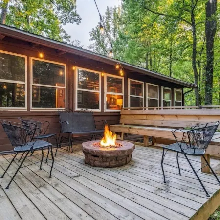 Cozy Bear-Themed Mountain Cabin in Harpers Ferry with Relaxing Jacuzzi Hot Tub