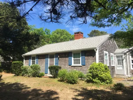 Peaceful, comfortable Cape Cod house close to the shore Отели в г. Истам