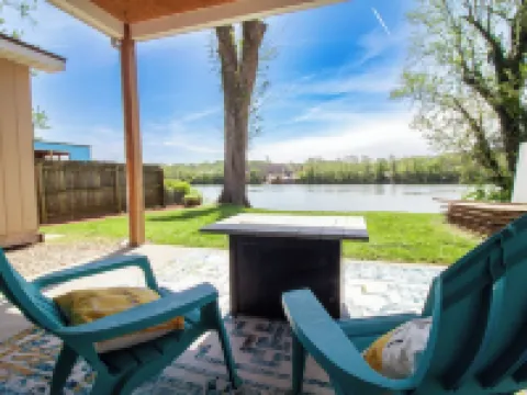 Riverfront Retreat with Dock! Just a few minutes from the local boat ramp Hotels in Nitro