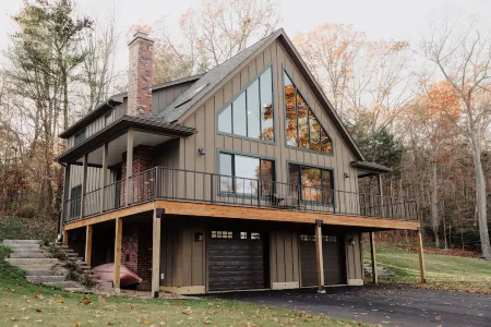 Hillside Hideaway: Full Family Home, 250 ft from the Lake Shore. Dog Friendly!
