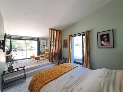 "La Pinède" - Aix-en-Provence lodge with jacuzzi Отели рядом с достопримечательностью «Place des Logis»