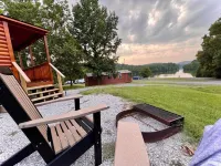 Tranquil Cabin on Lake, 1 hour east of Nashville. Nearby Waterfalls.