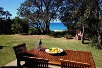 ABSOLUTE Mollymook BEACHFRONT - Direct beach access / Free Wifi / Quality linen