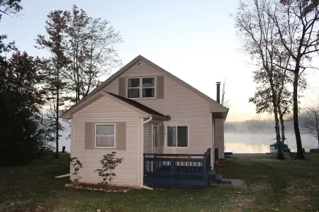 Lakefront cottage with deck and firepit. Pets are welcome!