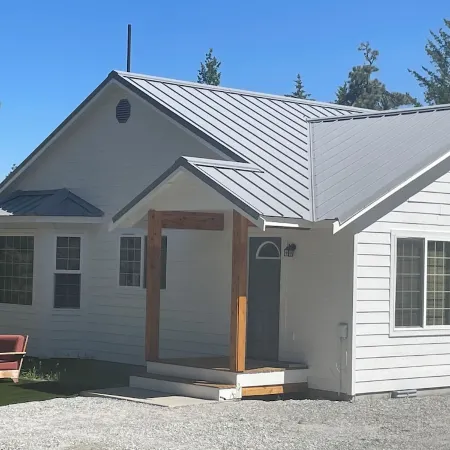 Spectacular peaceful out of town getaway only 5 miles from downtown Lake Chelan.