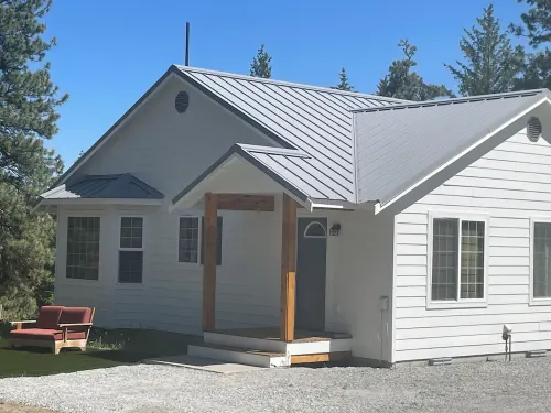 Spectacular peaceful out of town getaway only 5 miles from downtown Lake Chelan.