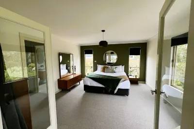 BAY OF FIRES VISTA Boutique Accommodation at Binalong Bay - spa bath