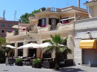 Ostia-apartment 50 mt from the beach, near historic center-sea view