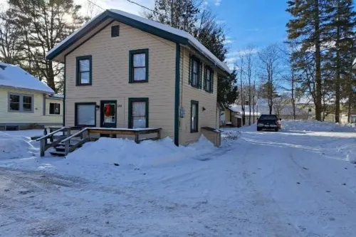 Stay near Mirror Lake, enjoy our cozy 2-bedroom cottage