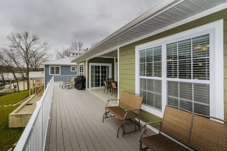 Right on the 21mm!! 3 bedroom 2 bath waterfront home with dock! In Redhead Cove!