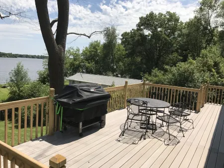 4 Bdrm 4 Bath Lake front Lake Sinissippi home