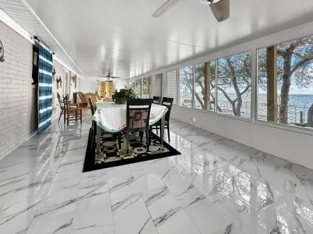 Baywatch Paradice Paradice  8 m to Beach, Private Pier, Sleeps 8 Fenced Dog Area