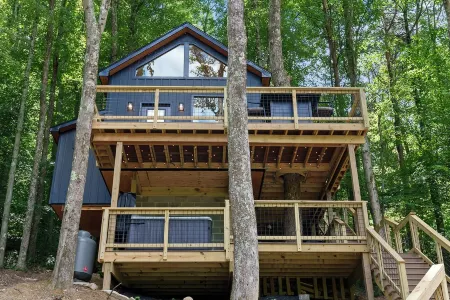 Experience Elevated Living: Upscale Treehouse Cabin in Hocking Hills on 20 acres