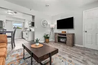 King bed 2BR Suite in the Heart of Appleton