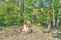 Waterfront home with 3 bedrooms and free parking