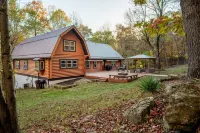 Luxury, log Cabin 65ac. of private forest, trails,sauna,hut tub. Baughman Park. Hotels near Flint Ridge Vineyard & Winery