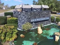 Studio in quite lake setting. Perfect for Golf, visit New Orleans or just relax. Hotels in Diamondhead