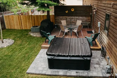 Whitefish Wonderland. Private Hot Tub - 1 mi from Downtown Whitefish. Отели в г. Уайтфиш