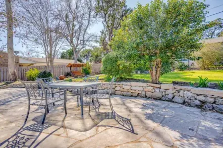 All yours! Tranquil & serene Hill Country family home on Lake Travis in Austin. Отели рядом с достопримечательностью «High 5»