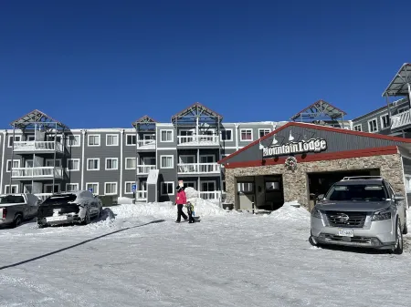 Mountain Lodge #327! Remodeled kitchen!  Only yards away from Ballhooter lift!