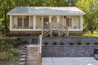 Cozy two-bedroom cottage - five minutes walk to Wayzata and Lake Minnetonka Hotels in Wayzata