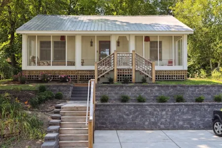 Cozy two-bedroom cottage - five minutes walk to Wayzata and Lake Minnetonka