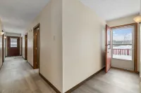 Beautiful Lake Front Home Các khách sạn ở Litchfield