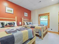 Dancing Falls Lodge: Overlooks Dirty Dancing Scene: Stream/Pond/Fire Pit/Hot Tub