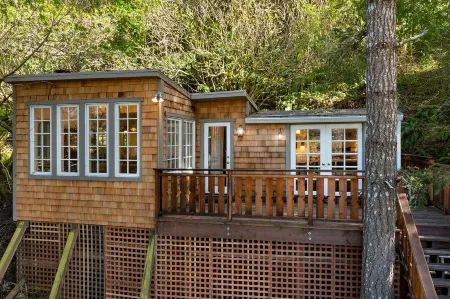 Cozy Riverview Cottage Retreat - walk to hiking trails & downtown Duncans Mills