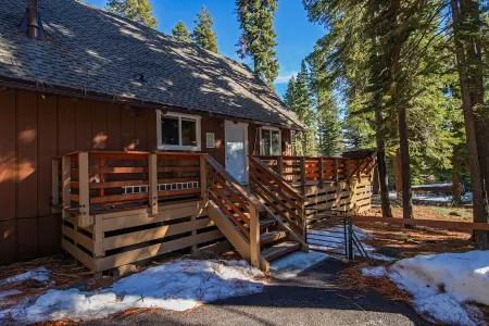 Timberlake Haven / Newly remodeled mountain retreat- 4 blocks from Lake Tahoe! Отели в г. Тахо Виста