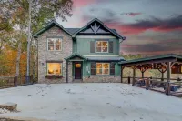 VIEWS/ Heated Pool/ Hot tub/ 15 min to Attractions