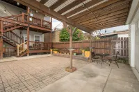 Cozy 2- bedroom w/ patio mins from Midway Airport