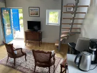 Petite Maison en Pierre Dans un Grand Jardin Fleuri Các khách sạn ở Plourin