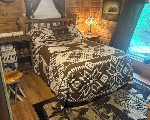 A Stream  runs through it. Comfy little cabin with a stream by your bedroom. Hotels in Oscoda County