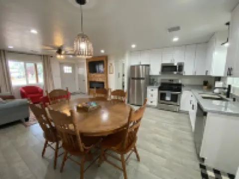 Centrally located! 30 mins to Pines or Petrified Forest. Family-friendly.