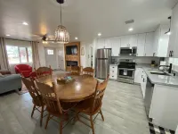 Centrally located! 30 mins to Pines or Petrified Forest. Family-friendly.