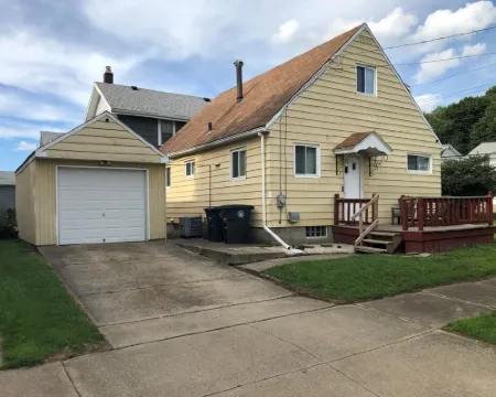 Scenic hiking in Cuyahoga Valley National Park! 1BR house, central air & laundry Hotels in Akron